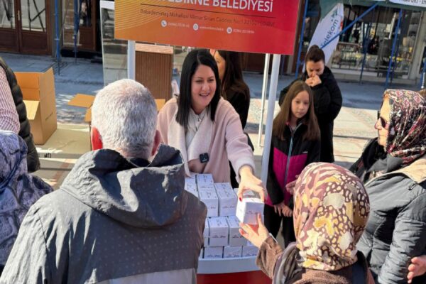 Edirne’de vatandaşlara kandil simidi dağıtıldı haberi