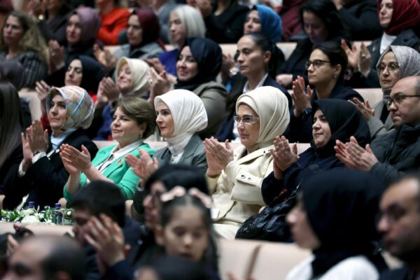 Emine Erdoğan, devlet himayesindeki çocukların sahnelediği “Altın Çağ” oyununu izledi: