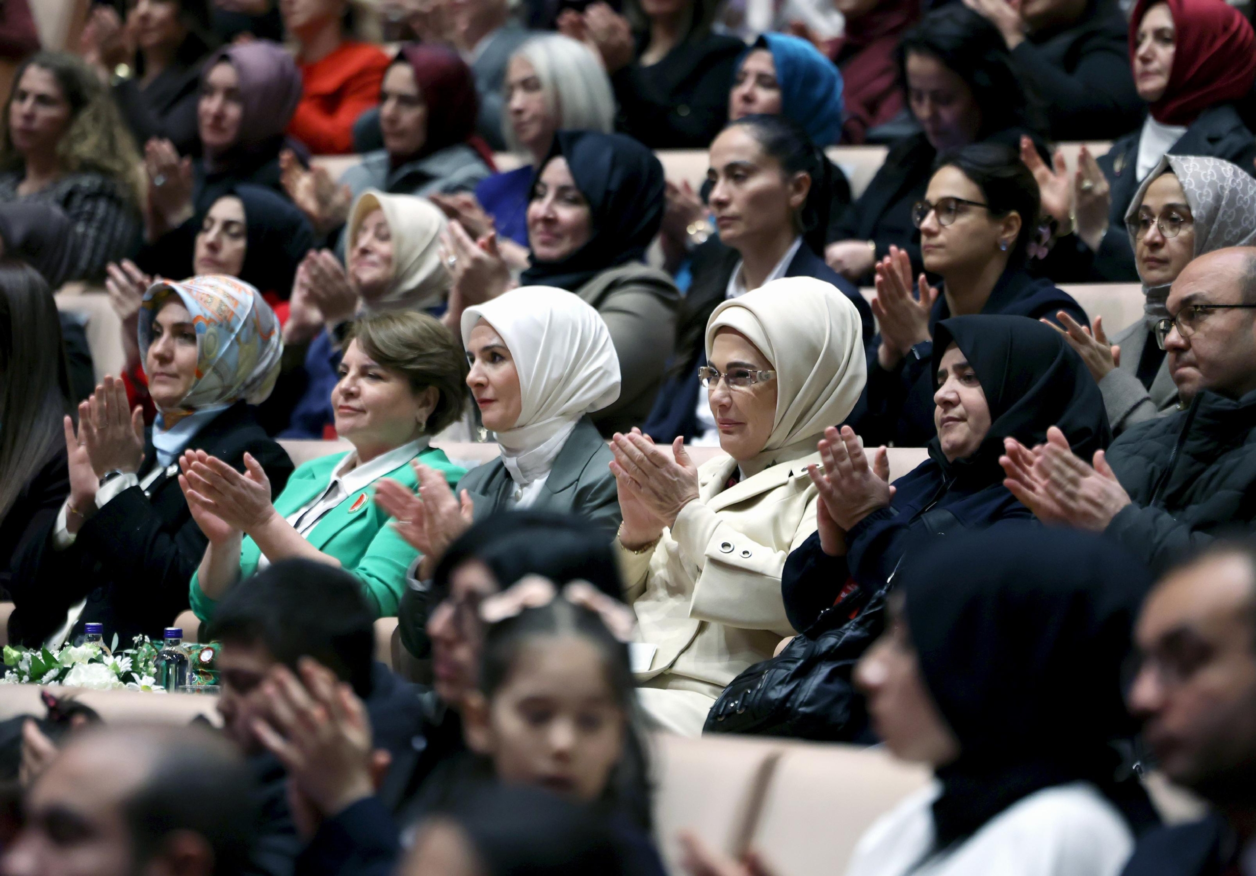 emine-erdogan-devlet-himayesindeki-cocuklarin-sahneledigi-altin-cag-oyununu-izledi-2I1n1iU8.jpg