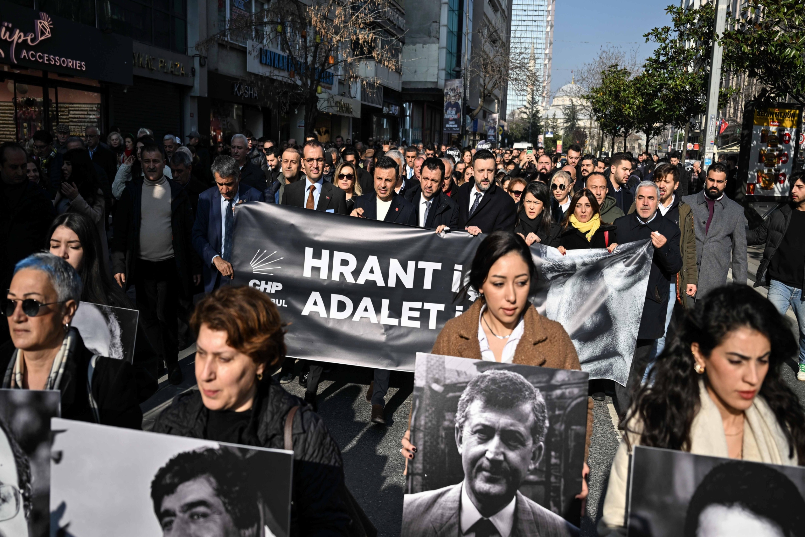 gazeteci-hrant-dink-agos-gazetesi-onunde-anildi-zBg88wFR.jpg