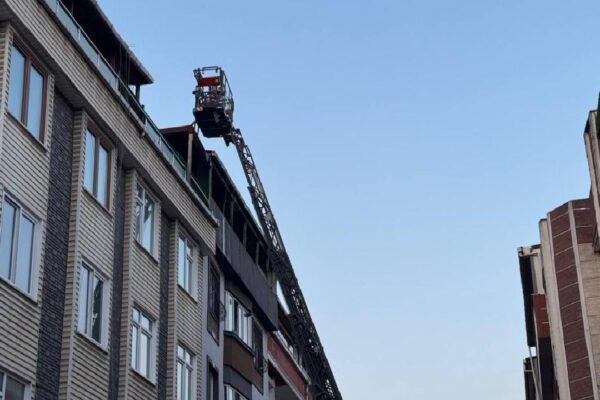 Gaziosmanpaşa’da 5 katlı binanın çatısında çıkan yangın söndürüldü haberi