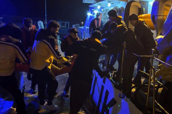 Gökçeada’da rahatsızlanan vatandaş Sahil Güvenlik ekiplerince taşındı haberi