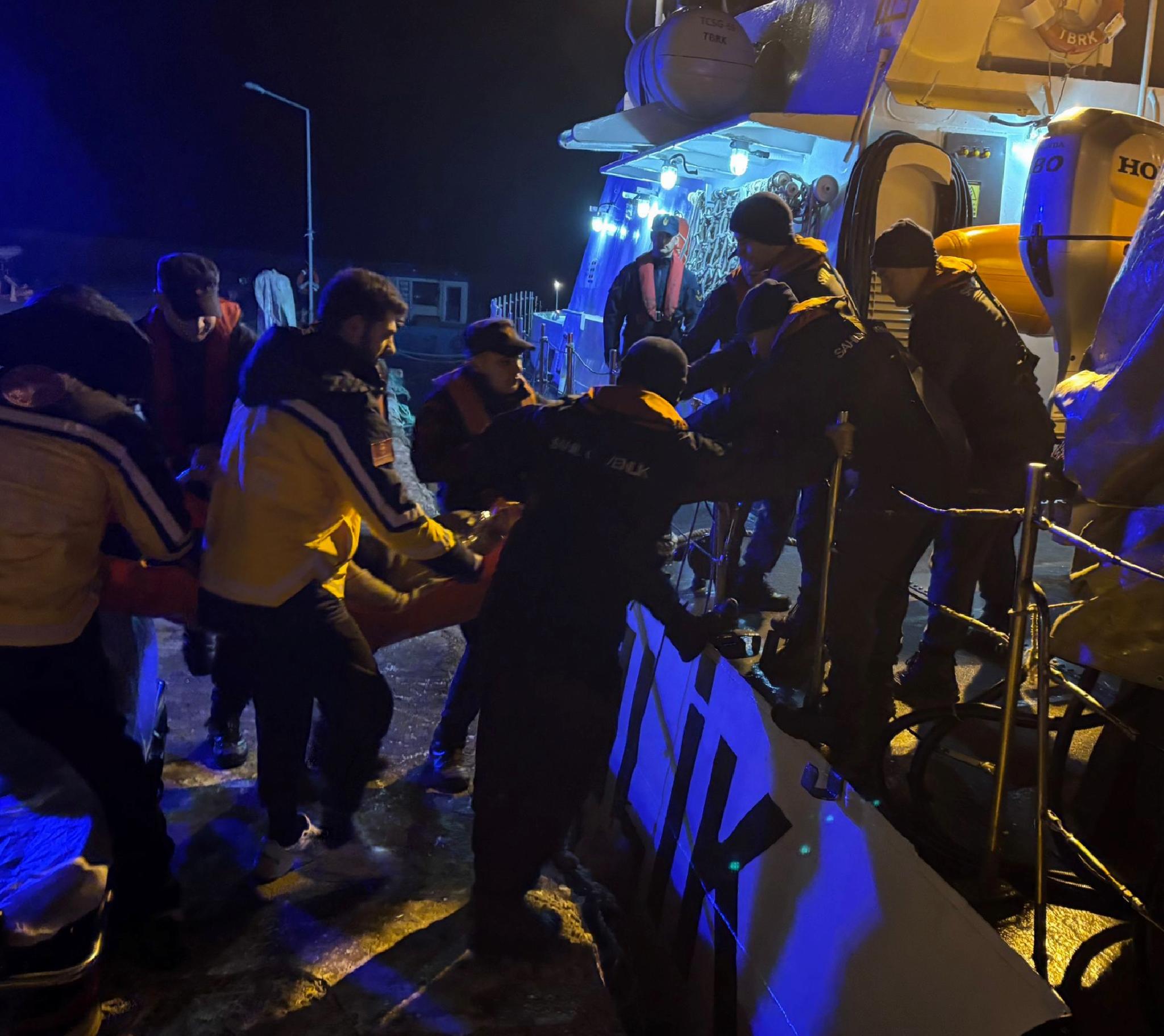 gokceadada-rahatsizlanan-vatandas-sahil-guvenlik-ekiplerince-tasindi-haberi-yRcin7WY.jpg