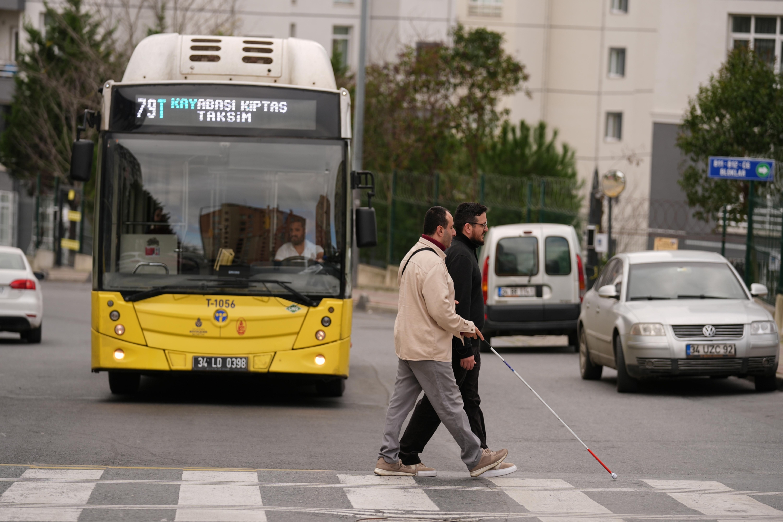 gorme-engelli-serhat-esen-3-yildir-tek-basina-kilavuz-yol-cabasi-veriyor-wQUFRdlJ.jpg