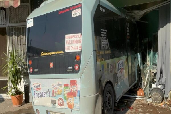 GÜNCELLEME – Kartal’da minibüsün iş yerine girmesi sonucu 3 kişi yaralandı haberi