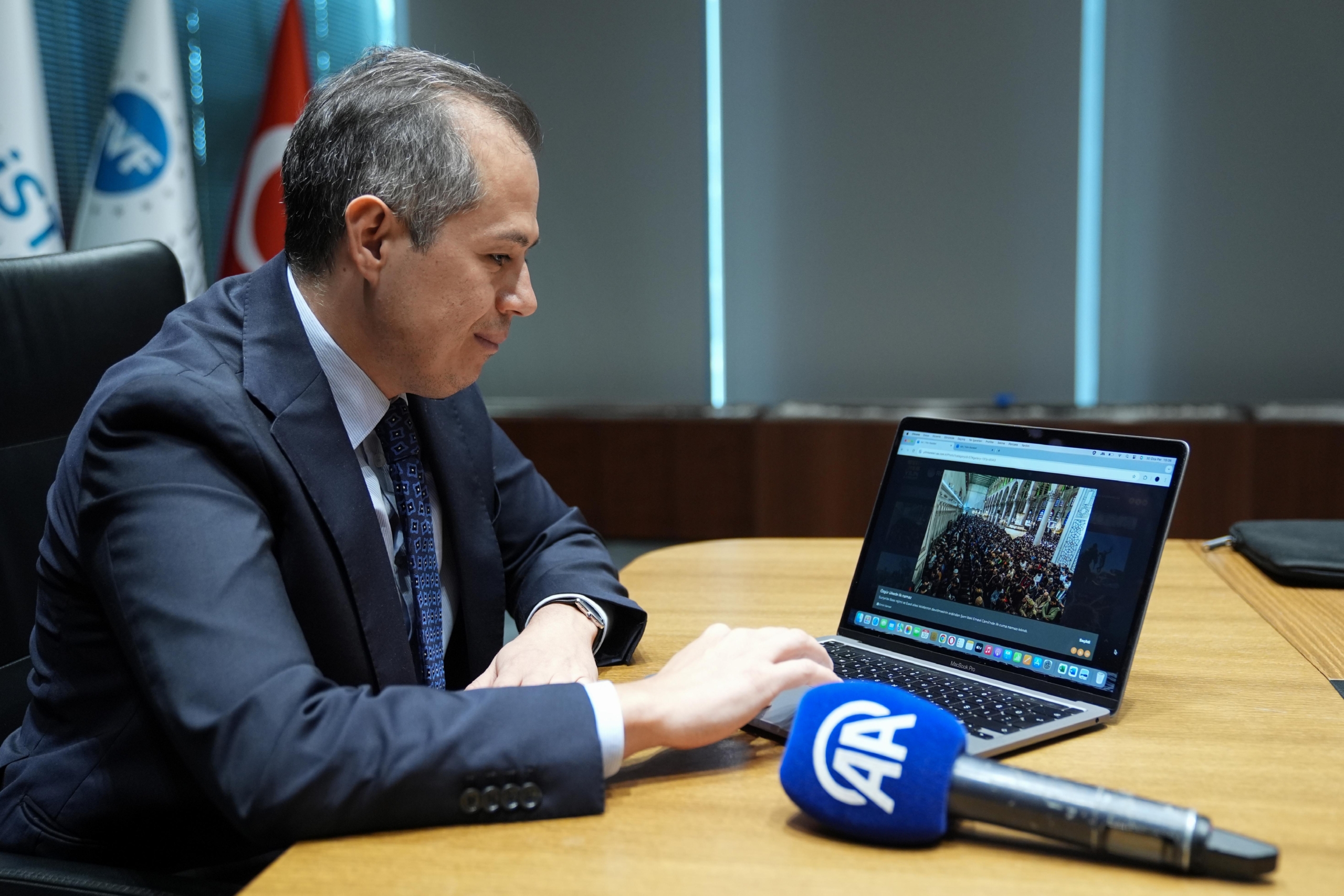 ifm-genel-muduru-ahmet-ihsan-erdem-aanin-yilin-kareleri-oylamasina-katildi-haberi-T642ba3e.jpg