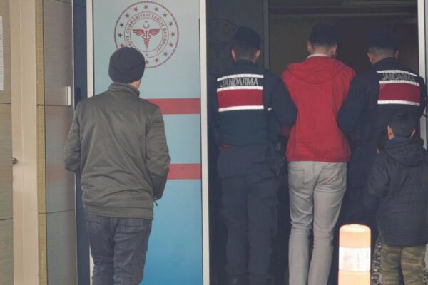 İnegöl’de 10 yıl kesinleşmiş hapis cezası bulunan firari hükümlü yakalandı haberi