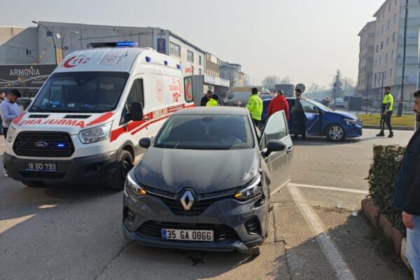 İnegöl’de 2 otomobilin çarpıştığı kazada 2 kişi yaralandı haberi