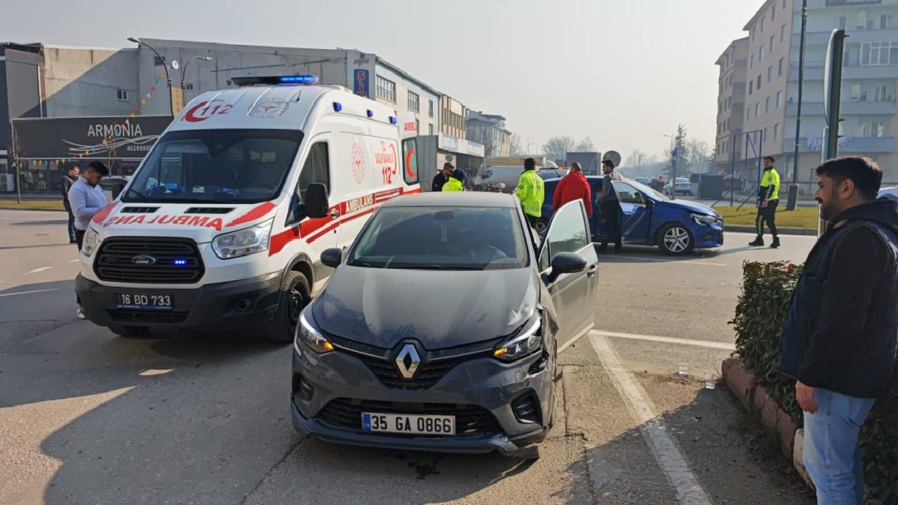 inegolde-2-otomobilin-carpistigi-kazada-2-kisi-yaralandi-haberi-CqAfZC4X.jpg