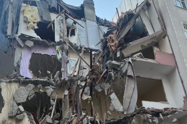 İstanbul’da bitişiğindeki binanın yıkımı sırasında kolonları hasar gören apartman boşaltıldı