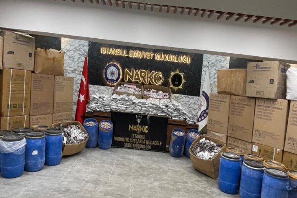 İstanbul’da düzenlenen operasyonda 4,5 milyon sentetik ecza hap ele geçirildi haberi