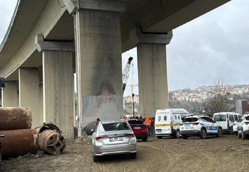 istanbulda-uzerine-is-makinesinin-kovasi-dusen-emekci-oldu-m2ythZZy.jpg
