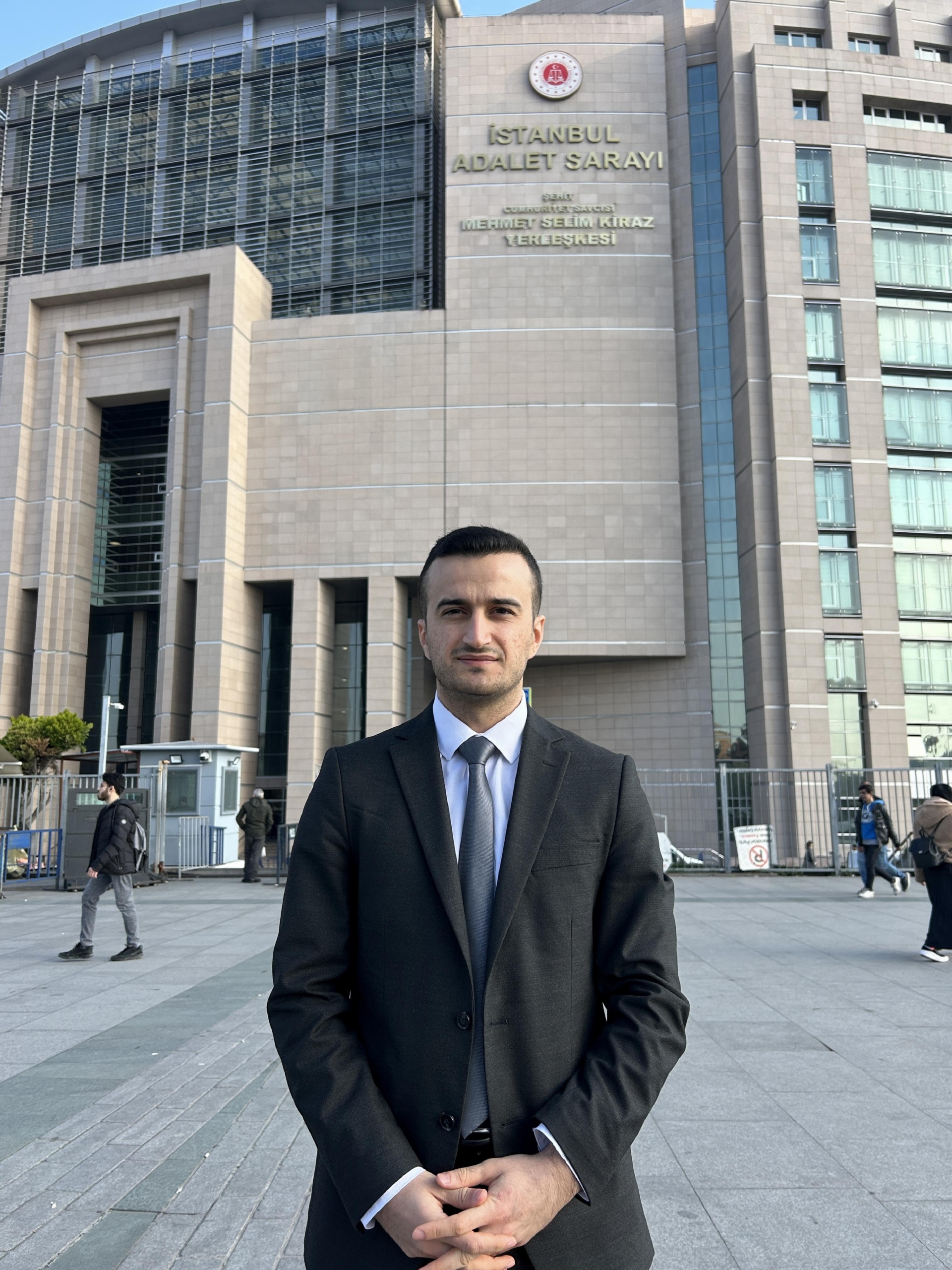 isvecte-yasayan-kebap-ustasi-calinan-kimlik-bilgileri-nedeniyle-adliyelik-oldu-haberi-LN7eAU7n.jpg