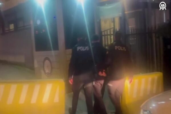 Kadıköy’de otomobilden restorana torpil atan şüpheli yakalandı haberi