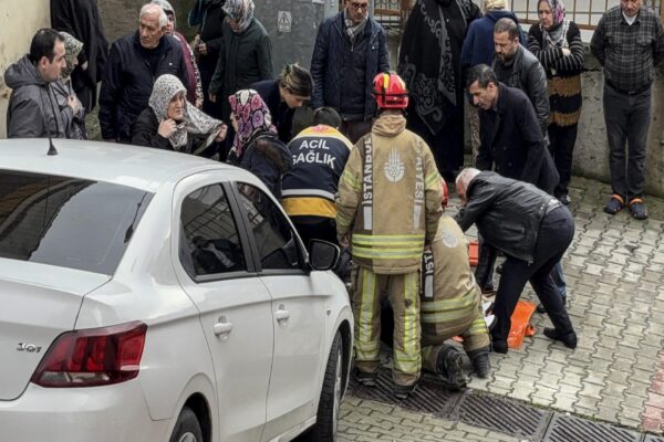 Kağıthane’de bahçe duvarına çarpan otomobilin sürücüsü yaralandı haberi