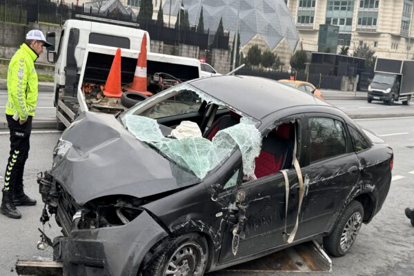 Kağıthane’de kaza yapan otomobildeki 2 kişi yaralandı haberi