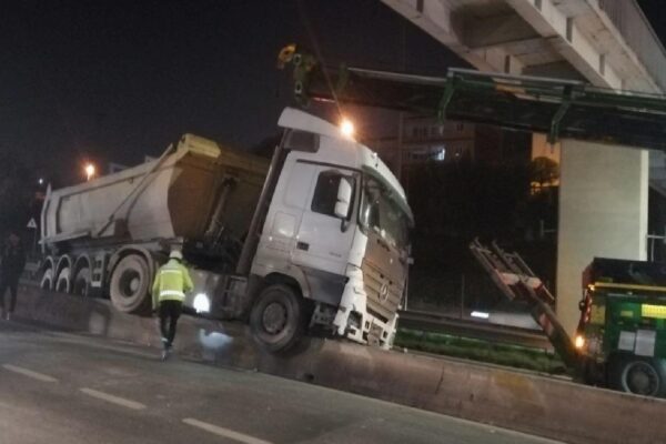 Kağıthane’de kontrolden çıkan hafriyat kamyonu beton bariyerlerde asılı kaldı haberi