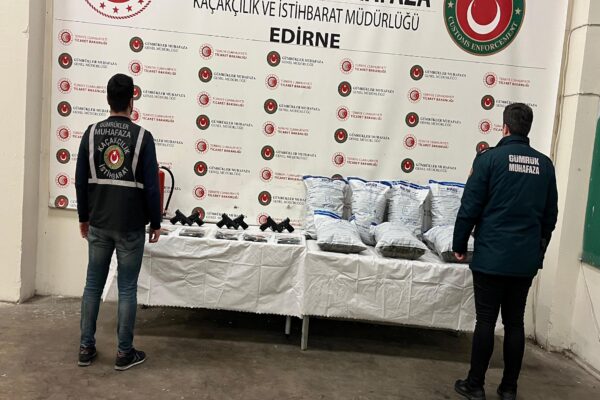 Kapıkule Sınır Kapısı’nda iki ayrı operasyonda ruhsatsız tabanca ve uyuşturucu ele geçirildi haberi