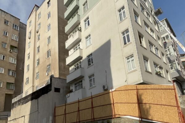 Kartal’da bitişiğindeki inşaat çalışması sırasında çatlaklar oluşan 7 katlı bina tahliye edildi haberi
