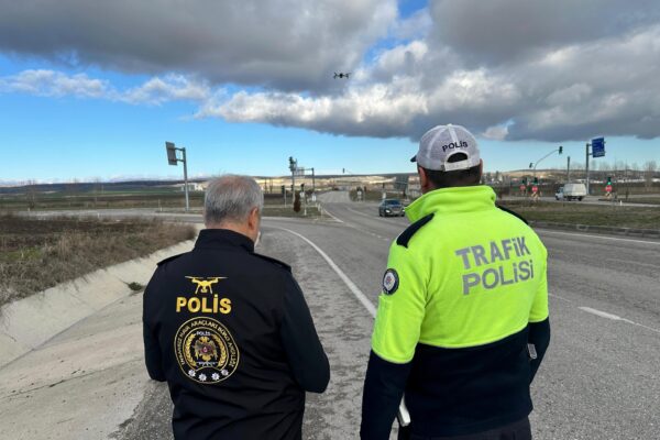 Kırklareli’nde kırmızı ışık ihlali yapan sürücüler dron ile tespit edildi