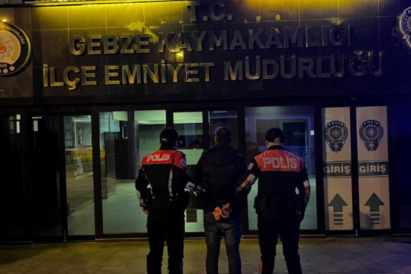 Kocaeli’de 20 yıl 2 ay kesinleşmiş hapis cezası bulunan firari hükümlü yakalandı haberi