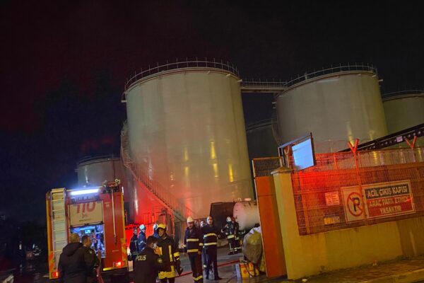 Kocaeli’de akaryakıt dolum terminalinde yaşanan parlamada 4 kişi yaralandı