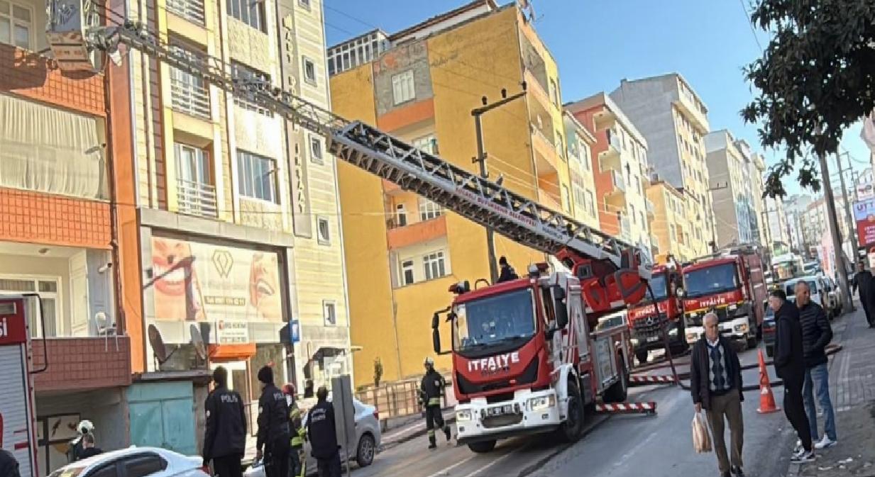 kocaelide-apartman-dairesinde-cikan-yangin-sonduruldu-haberi-6373TArd.jpg