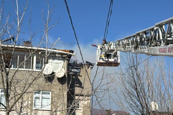 Kocaeli’de apartmanda çıkan yangında mahsur kalan 3 çocuk kurtarıldı haberi
