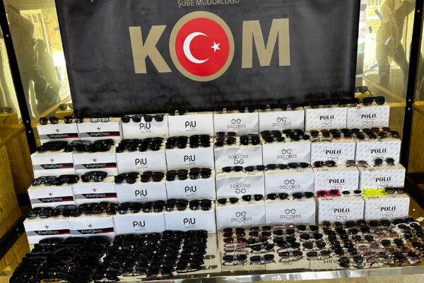 Kocaeli’de bir tırda 169 bin 680 kaçak güneş gözlüğü ele geçirildi