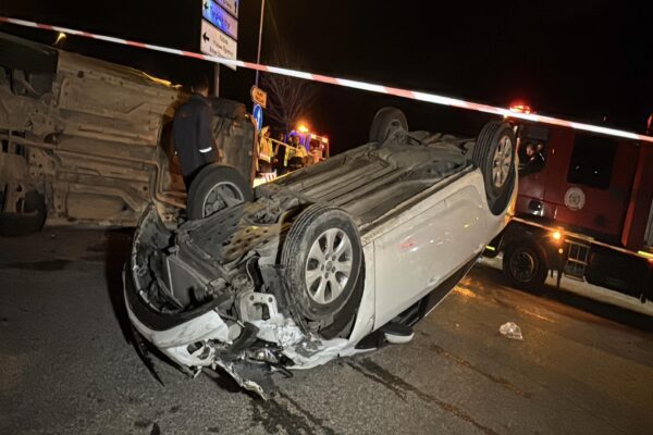 Kocaeli’de hafif ticari araç ile otomobilin çarpıştığı kazada 4 kişi yaralandı