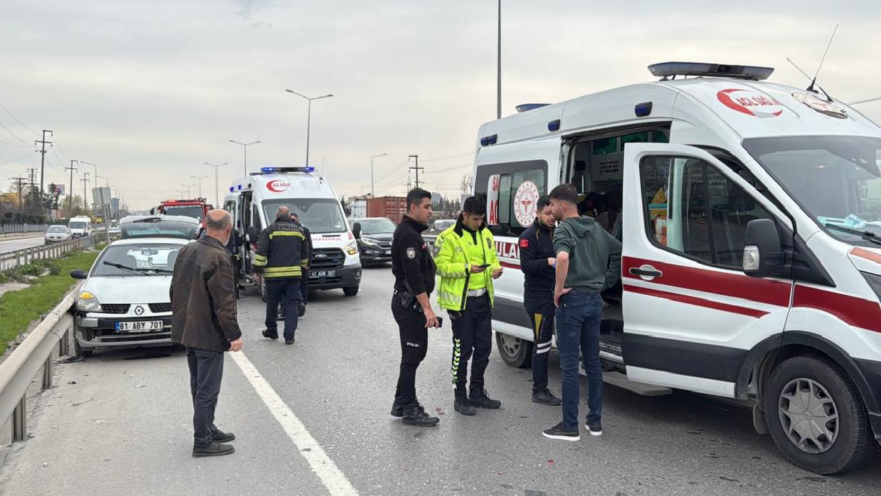 kocaelide-iki-otomobilin-karistigi-kazada-3-kisi-yaralandi-haberi-QgjjQ4Op.jpg