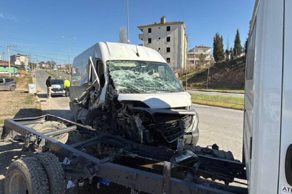 Kocaeli’de kamyonetle panelvanın çarpışması sonucu iki kişi yaralandı haberi
