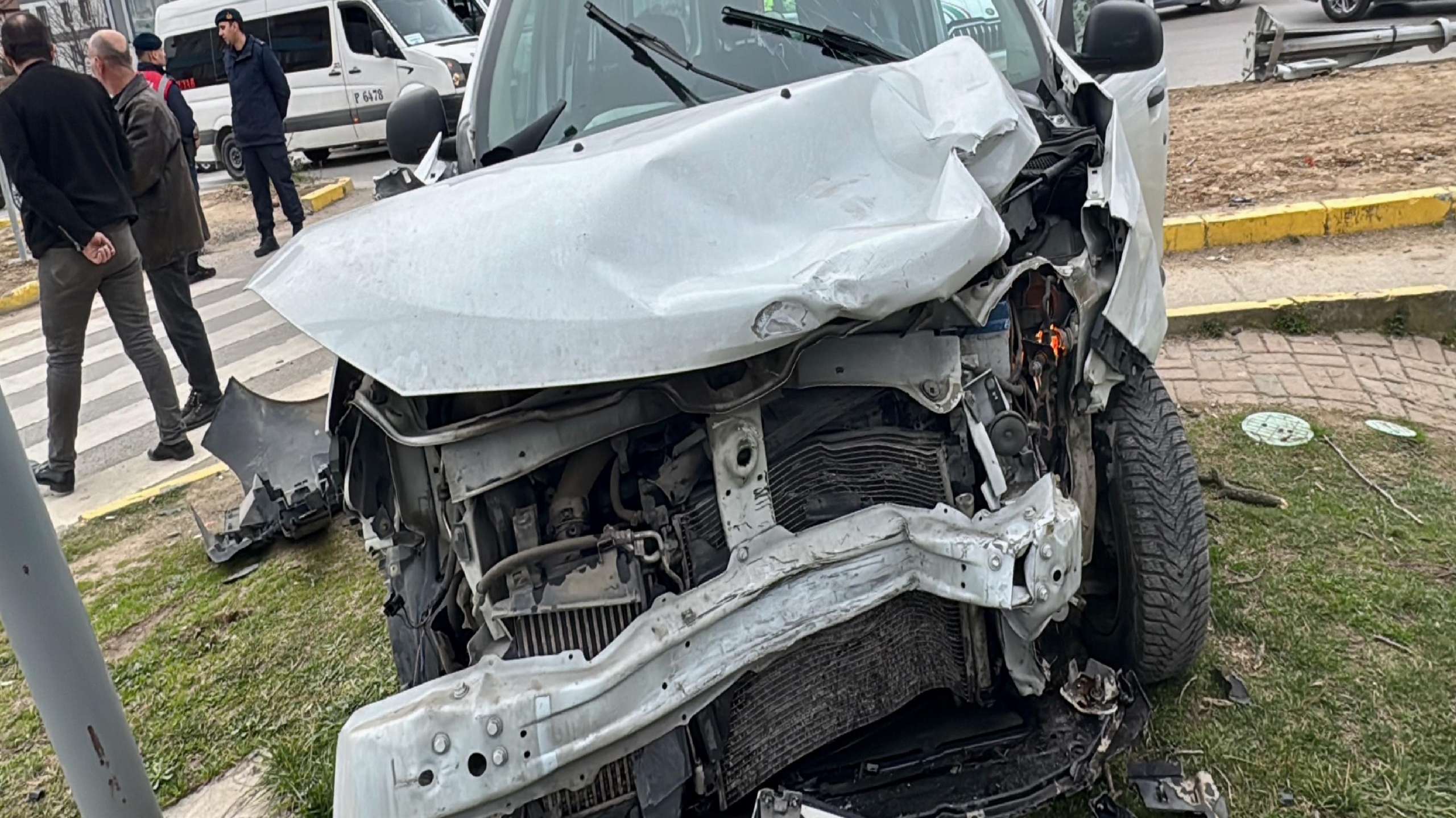 kocaelide-kaza-yapan-jandarma-trafik-aracindaki-1-personel-yaralandi-haberi-dsjSdPqQ.jpg