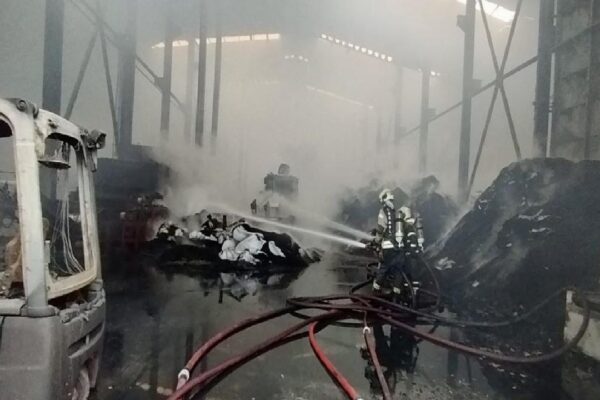Kocaeli’de kömür fabrikasında çıkan yangın denetim altına alındı