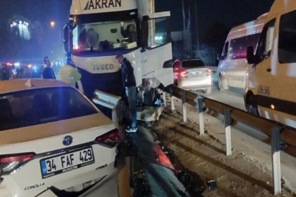 Kocaeli’de kontrolden çıkan tırın kamyonet ve otomobile çarptığı kazada 4 kişi yaralandı haberi