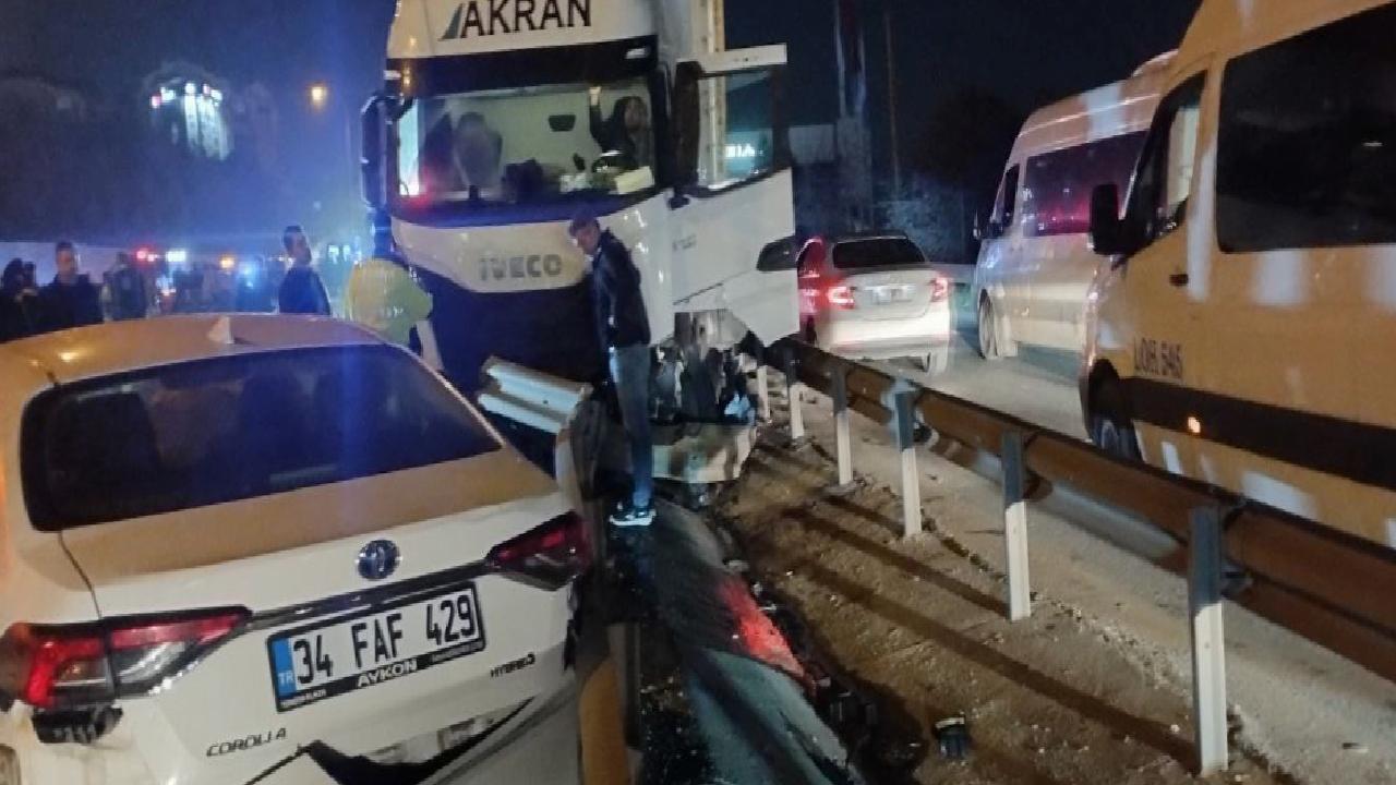 kocaelide-kontrolden-cikan-tirin-kamyonet-ve-otomobile-carptigi-kazada-4-kisi-yaralandi-haberi-J8xrnEX2.jpg