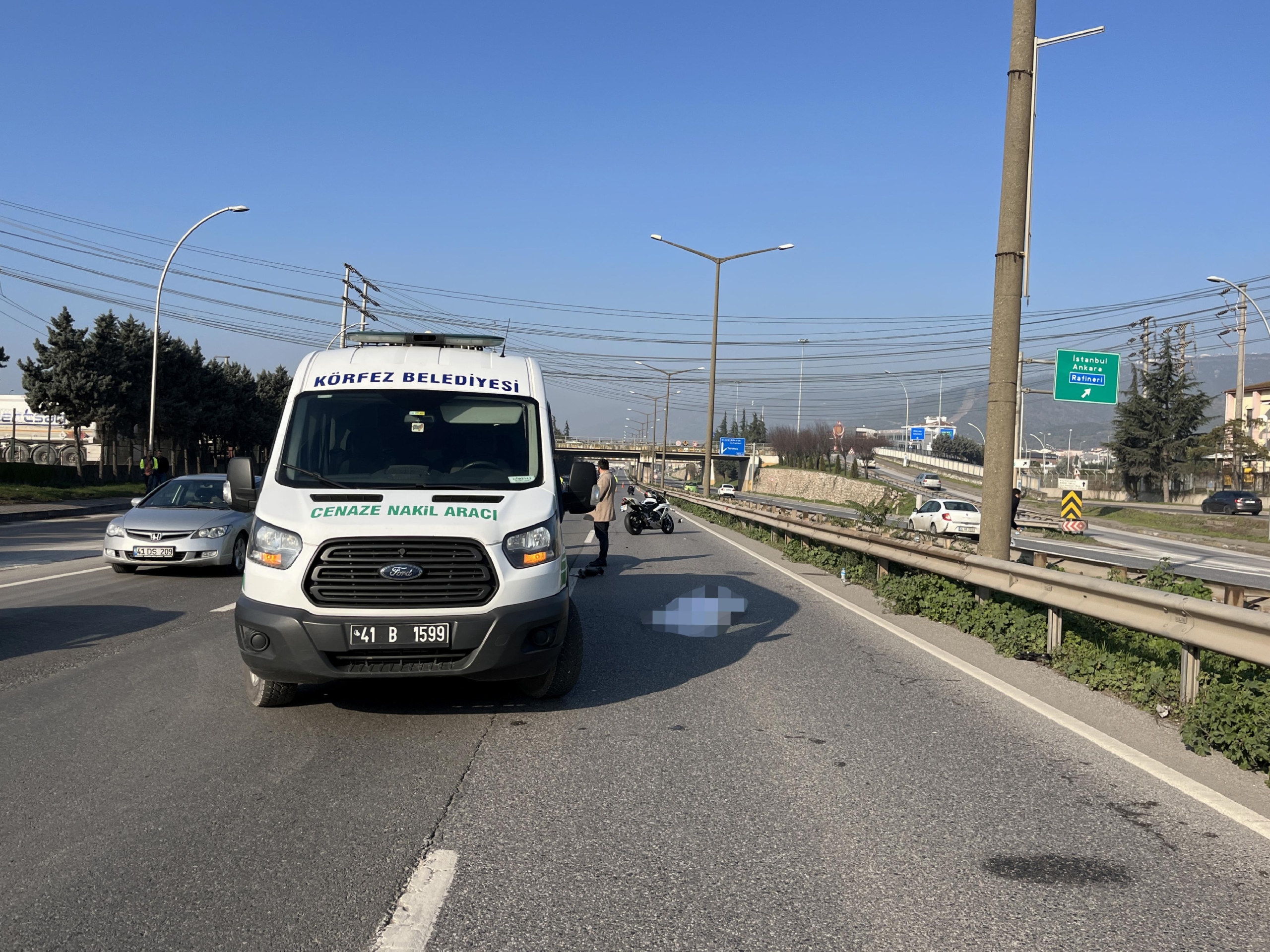 kocaelide-otomobille-carpisan-motosikletin-surucusu-oldu-whlDv6P2.jpg