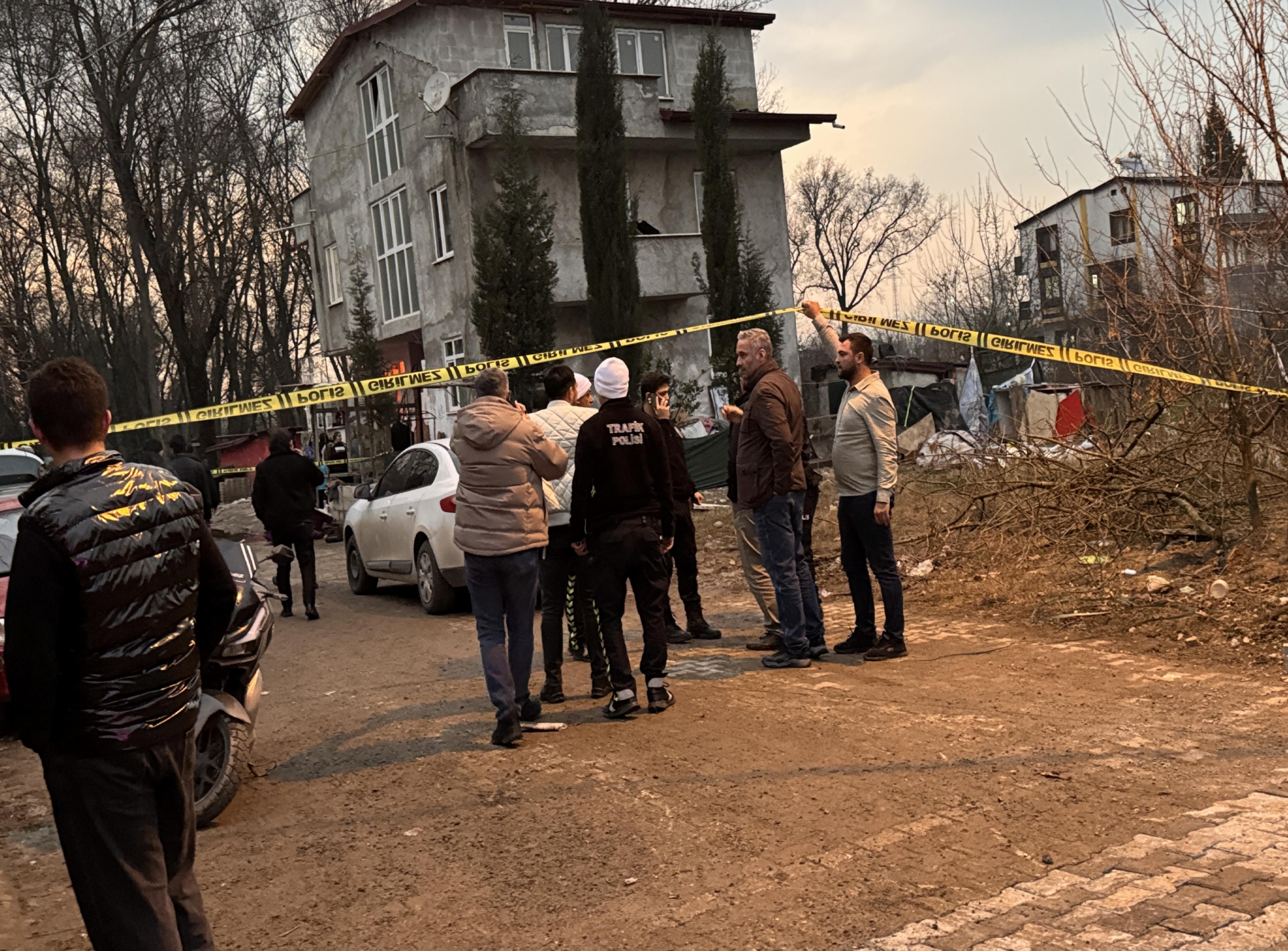 kocaelide-suphelinin-evine-giden-polis-darbedildi-haberi-miVM2LQh.jpg