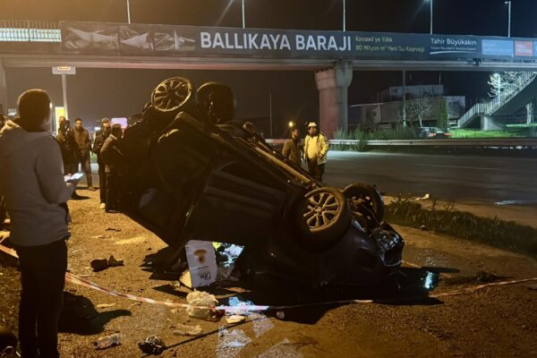 Kocaeli’de tır ile hafif ticari aracın çarpıştığı kazada 3 kişi yaralandı haberi