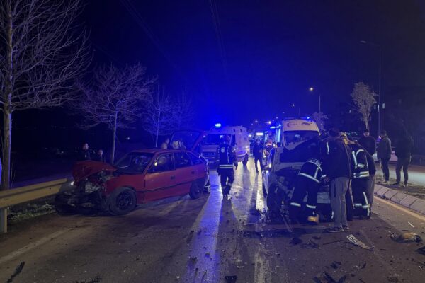 Kocaeli’de zincirleme trafik kazasında 4 kişi yaralandı haberi