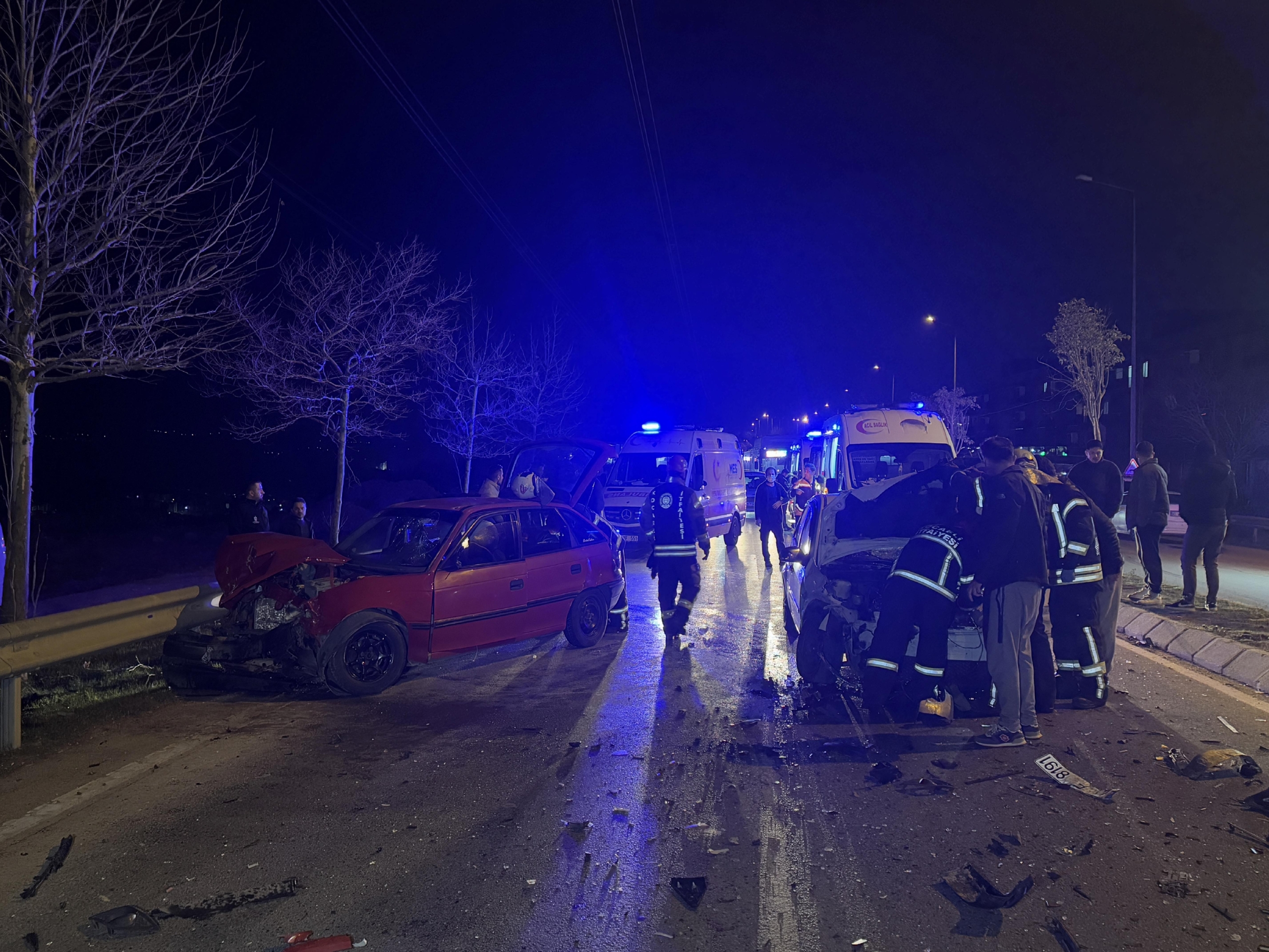 kocaelide-zincirleme-trafik-kazasinda-4-kisi-yaralandi-haberi-kjcVtL65.jpg