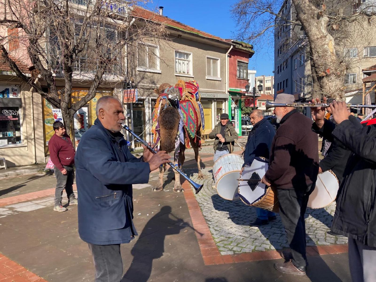 lapsekide-vatandaslar-deve-gosterilerine-davet-edildi-iCjanXKz.jpg