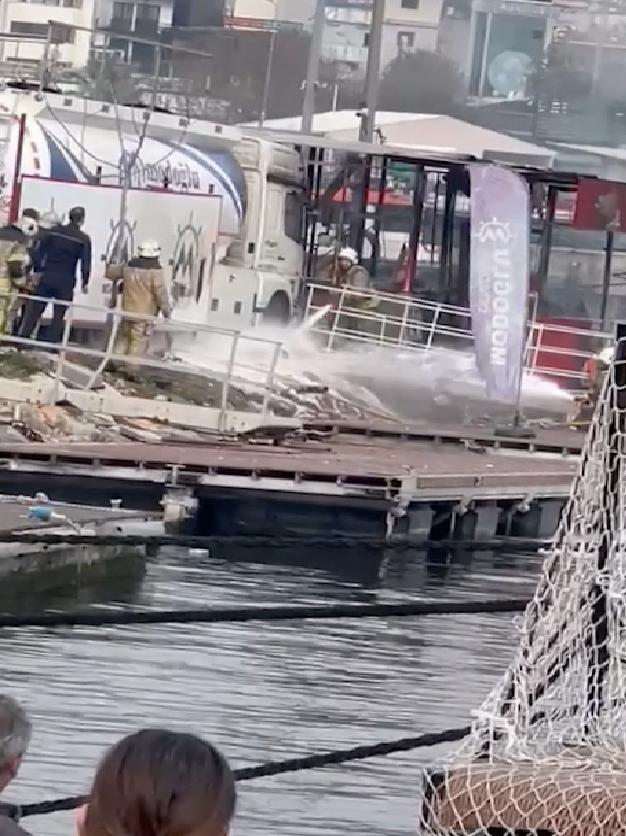 pendik-marinadaki-atik-yag-depolama-alaninda-cikan-yangin-sonduruldu-haberi-uWzeRN6i.jpg