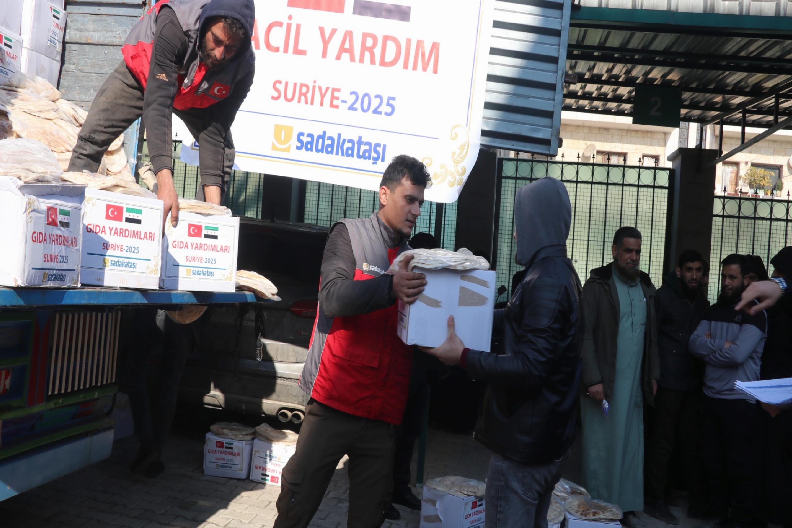 sadakatasi-derneginden-idlibde-600-aileye-kumanya-yardimi-b589Of2n.jpg