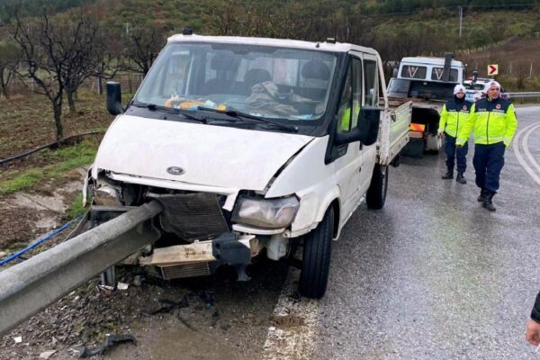 Sakarya’da bariyere çarpan kamyonetteki 1 kişi yaralandı