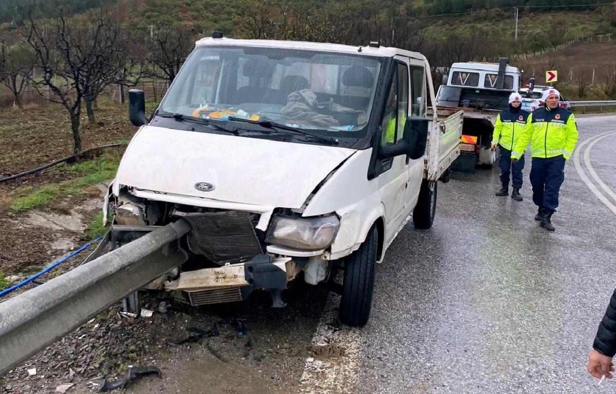 sakaryada-bariyere-carpan-kamyonetteki-1-kisi-yaralandi-BQt5PWnX.jpg