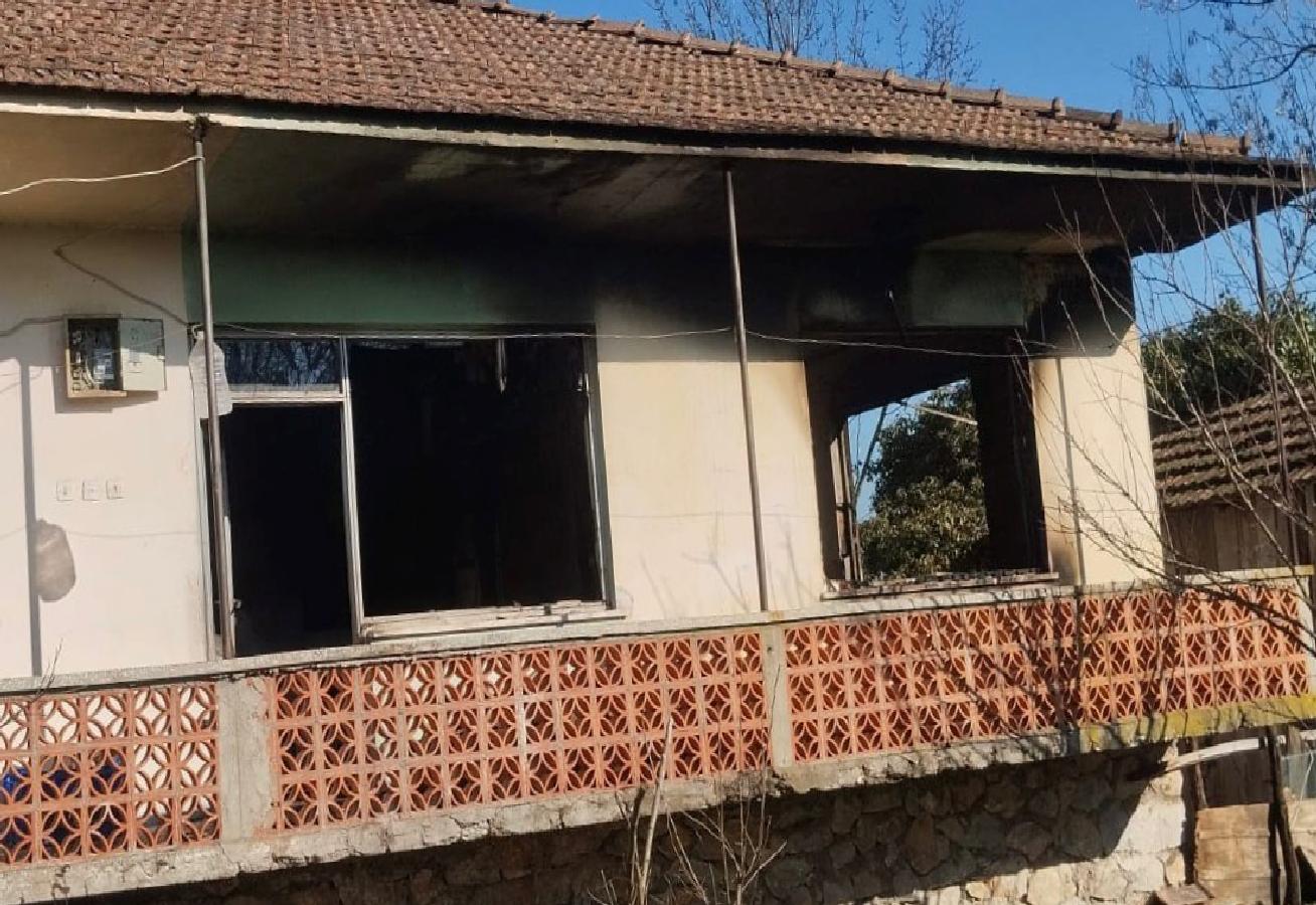 sakaryada-evde-cikan-yanginda-yasli-kadin-oldu-haberi-7hlQZW6l.jpg