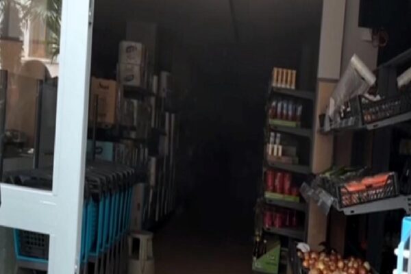 Sakarya’da markette çıkan yangında 3 çalışan dumandan etkilendi