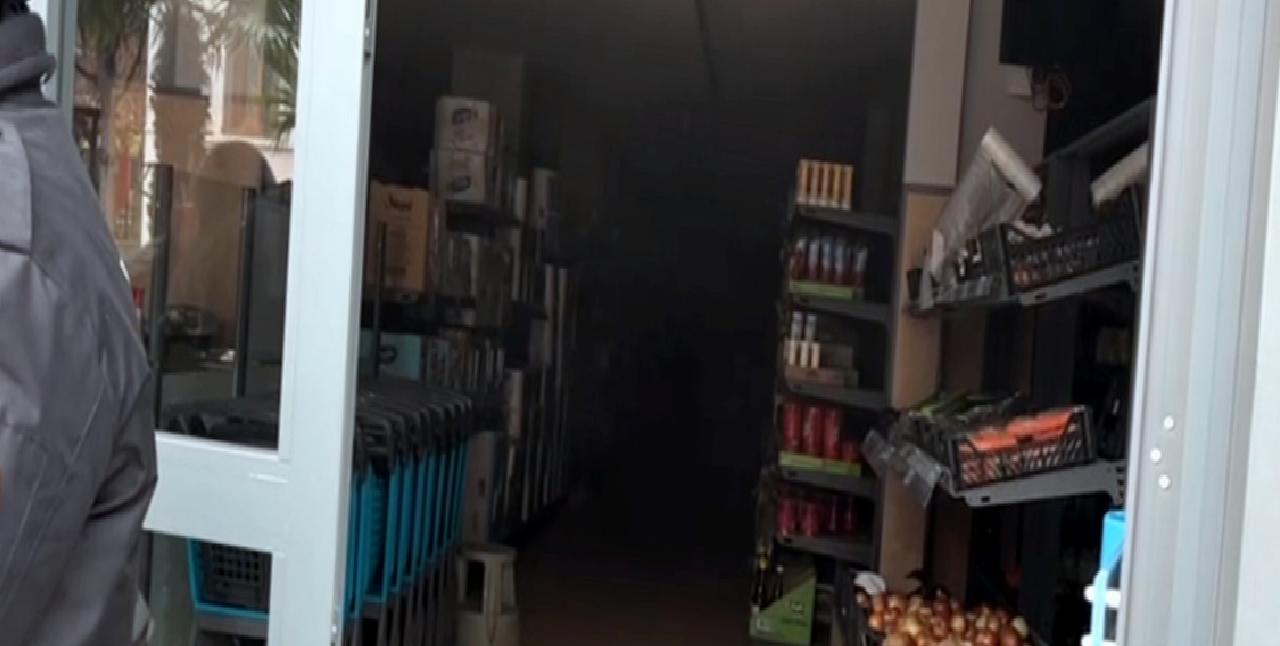 sakaryada-markette-cikan-yanginda-3-calisan-dumandan-etkilendi-Sa79BPlq.jpg