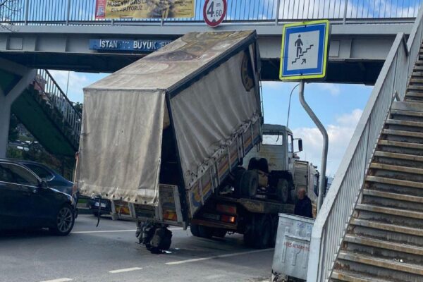 Sultanbeyli’de çekici üzerindeki kamyonun kasası üst geçide çarptı